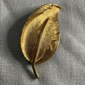 Vintage Mid Century Gold Colored Leaf Brooch Signed LJM, EUC Costume Jewelry